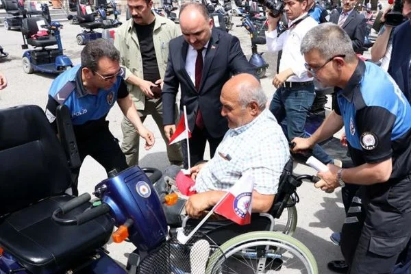 125 engellinin akülü araç ve tekerlekli sandalye sevinci