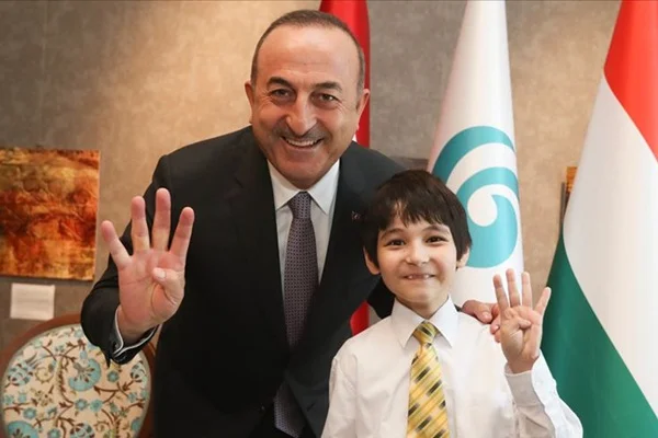 15 Temmuz'da mağdur olan Japon çocuk, Çavuşoğlu'na mehter marşını söyledi