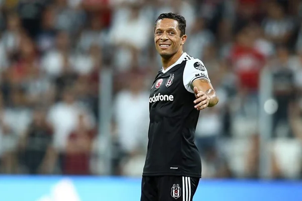Adriano Fenerbahçe'ye transfer olacak mı?