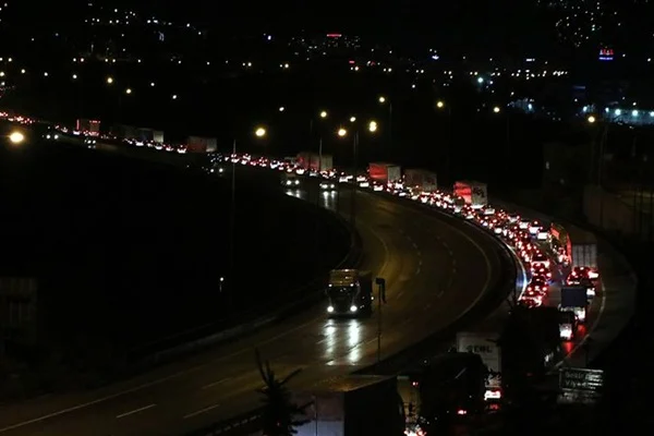 Anadolu Otoyolu'nda araç yoğunluğu artıyor