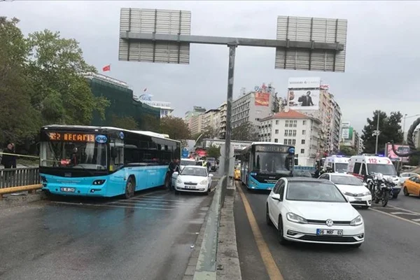Ankara'da halk otobüsü kaza yaptı: 10 yaralı