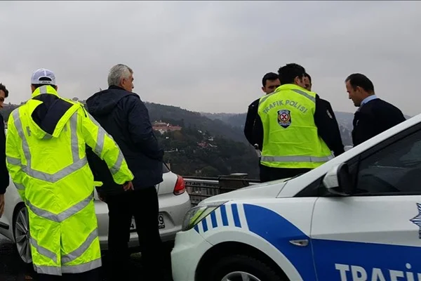 Aracını yakıp köprüden atladı