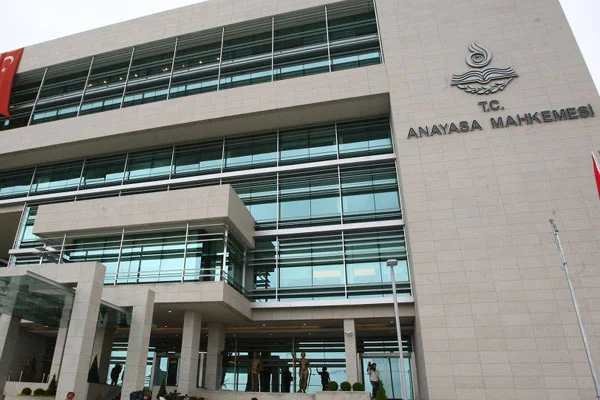 AYM'den tutuklu gazeteciler kararı