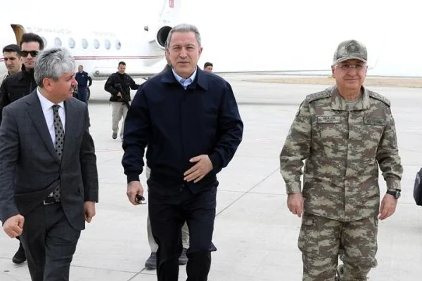 Bakan Akar ve komutanlar sınır hattında