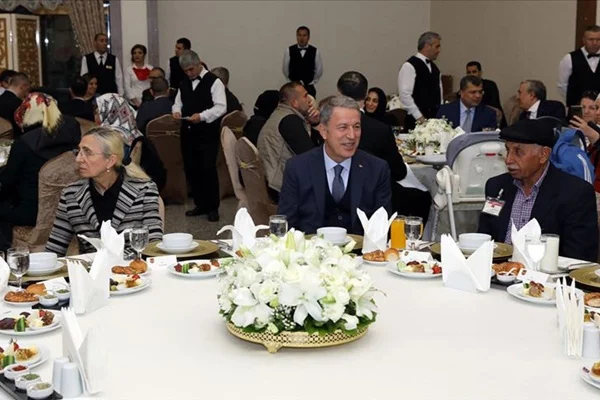 Bakan Akar ve komutanlardan şehit aileleri ile iftar