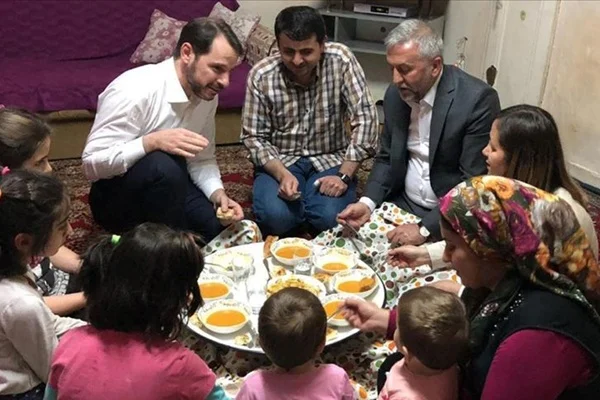 Bakan Albayrak iftarda Kılıç ailesine misafir oldu