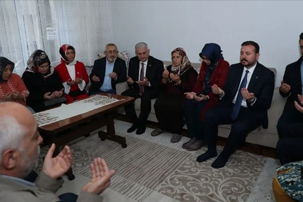 Binali Yıldırım'dan şehit ailesine ziyaret