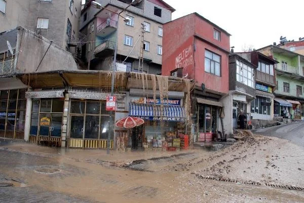 Bitlis'te kanalizasyon borusu patladı