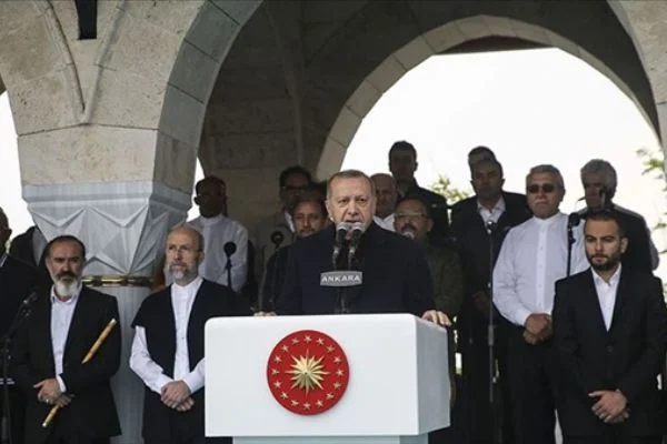 'Camilerin süsü cemaatidir, özellikle de gençlerdir'