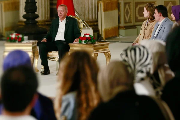 Cumhurbaşkanı Recep Tayyip Erdoğan Dolmabahçe Sarayı'nda gençlerle buluştu