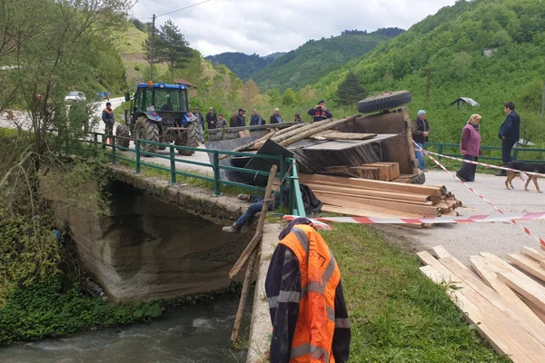 Düzce'de kereste yüklü traktör devrildi: 1 ölü, 2 yaralı
