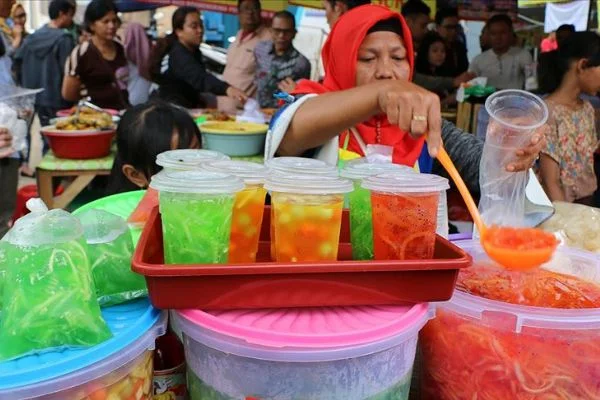 Endonezya'da iftar sofralarının hafif atıştırmalıkları 'takjil'