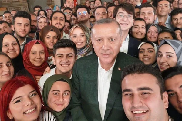Erdoğan'dan gençlerle selfie paylaşımı