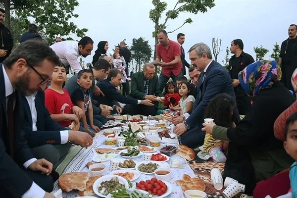 Erdoğan vatandaşlarla iftar yaptı