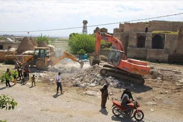 Harran'da tarihi dokuya zarar veren yapılar yıkılıyor