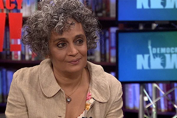 Hintli yazar Arundhati Roy: ABD haydut devlet tanımına mükemmel şekilde uyuyor