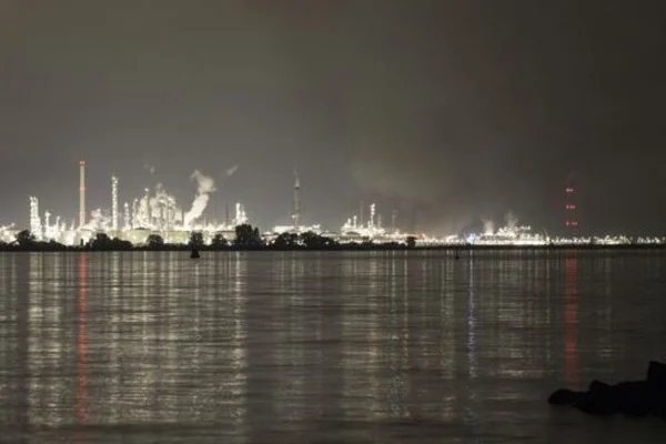 Hollanda'da uyuşturucu laboratuvarı bulunan gemi batırıldı