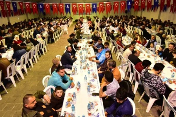 İBB Her gün 15 bin kişiye iftar ve sahur hizmeti veriyor