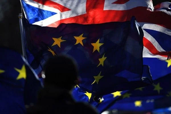 İngiltere'de Brexit oylaması ertelendi