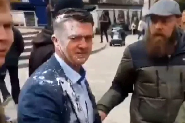 İngiltere'de ırkçı siyasetçi, yüzüne içecek atan genci darp etti