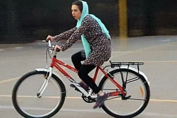 İran- İsfahan'da, kadınların umumi yerlerde bisiklet kullanması yasaklandı