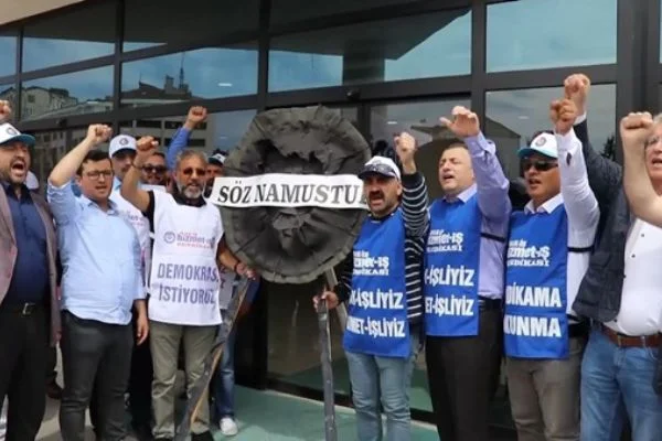 İşçiler Bolu Belediyesi önüne siyah çelenk bıraktı
