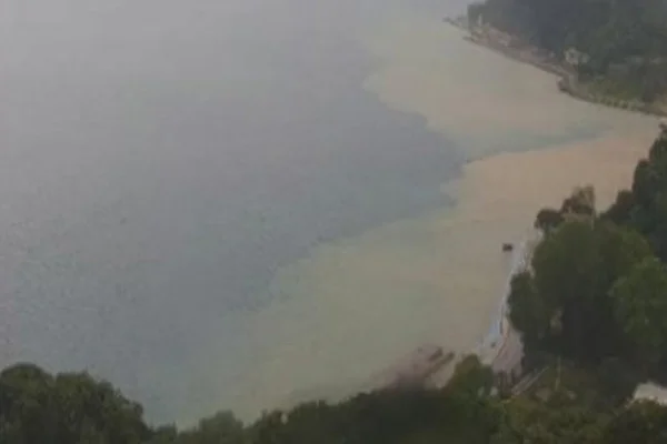 İstanbul Boğazı'na çamur aktı