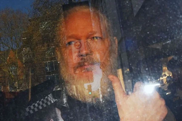 İsveç'ten Assange hakkında yeni tutuklama talebi