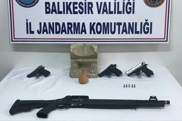 Jandarmaya tarihi eser satmaya çalışırken yakalandılar