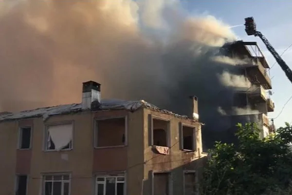Kadıköy'de yangın: 1 ölü, 4 yaralı