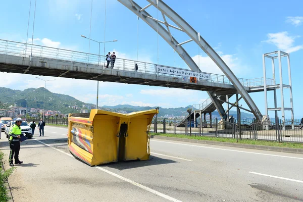 Kamyonun damperi üst geçide çarptı: 2 yaralı