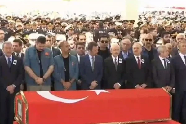 Kılıçdaroğlu şehit Yüzbaşı'nın cenaze törenine gitti