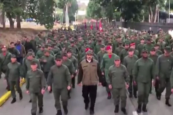 Maduro askerlerle yürüyerek gövde gösterisi yaptı