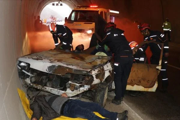 Mutu Tüneli'nde gerçeğini aratmayan trafik kazası tatbikatı