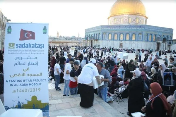 Sadakataşı'ndan Aksa avlusunda yetim ailelere iftar
