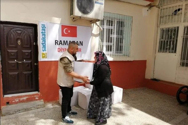 Sadakataşı Ramazan dağıtımlarına başladı
