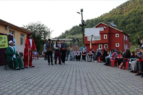 Sahne tozunu köylere taşıyorlar