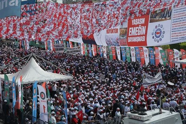 Şanlıurfa'daki 1 Mayıs programı kaza nedeniyle yarıda kesildi