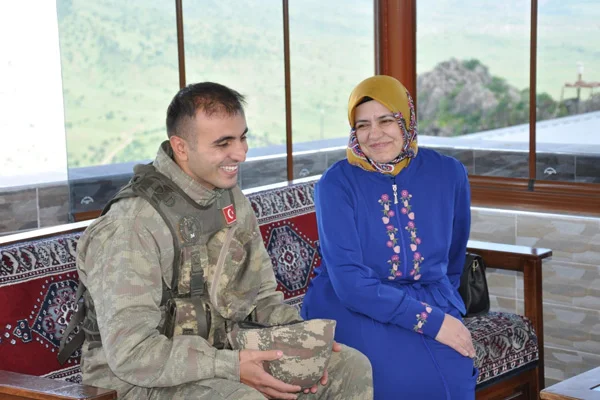 Sınırda nöbet tutan askere 'Anneler Günü' sürprizi