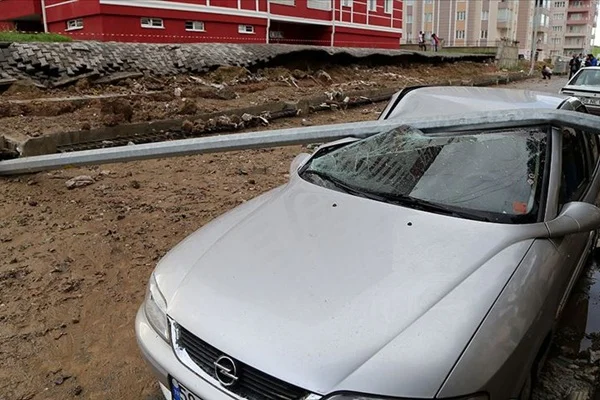 Sivas'ta şiddetli yağış sebebiyle bahçe duvarı çöktü