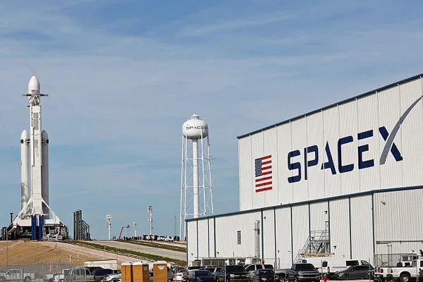 SpaceX internet uydularını uzaya fırlattı