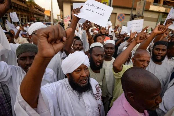 Sudan'da İslamcılar, 'Şeriat'ı korumak için orduyu destekliyor