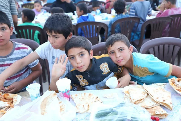 Suriye'de yetimlerle iftar