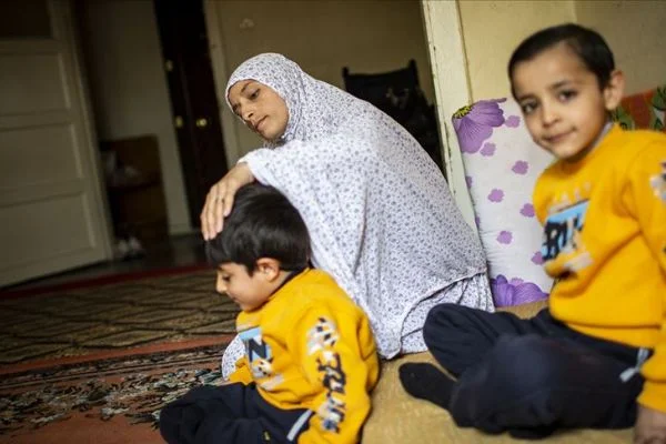 Suriyeli anne yaşamını 'cam kemik' hastası oğluna adadı