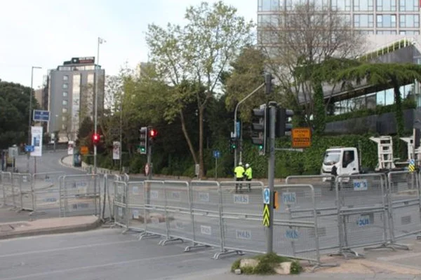 Taksim'de 1 Mayıs önlemi: Meydana çıkan yollar kapatıldı