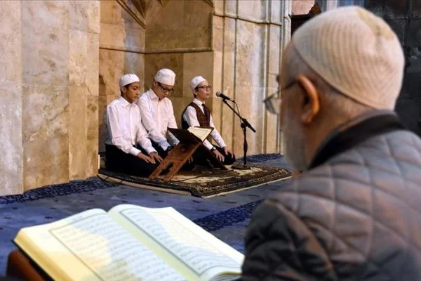 Tarihi camilerdeki geleneği çocuk hafızlar sürdürüyor