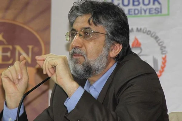 Tavizsiz bir entelektüel: Akif Emre