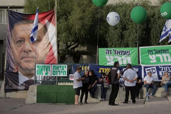 Tel Aviv'deki mitingde, Erdoğan'a çirkin benzetme!