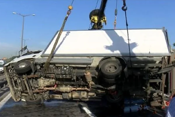 TEM'de kamyonet devrildi, trafik kilitlendi