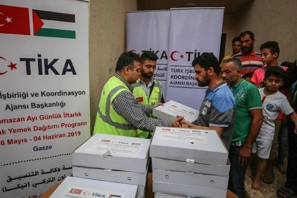 TİKA Gazze'de ihtiyaç sahibi ailelere iftar yemeği dağıtıyor